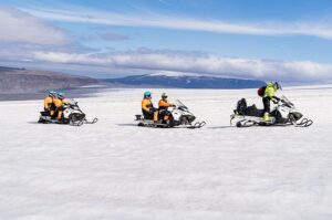 A group on snowmobiles on the western side of Langjökull