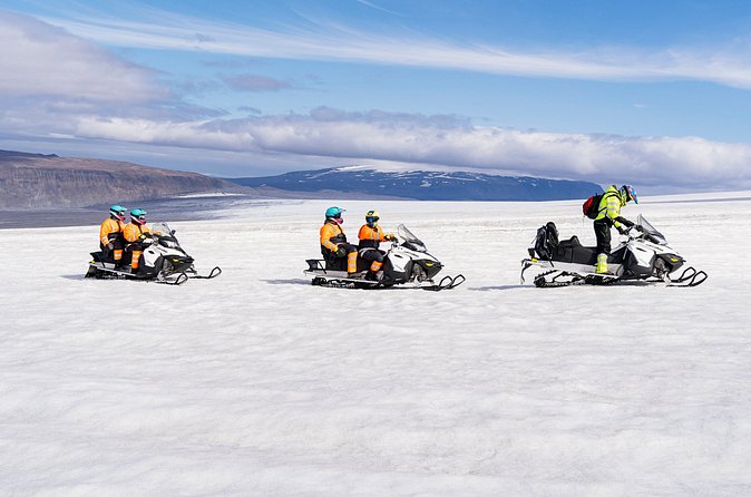 A group on snowmobiles on the western side of Langjökull